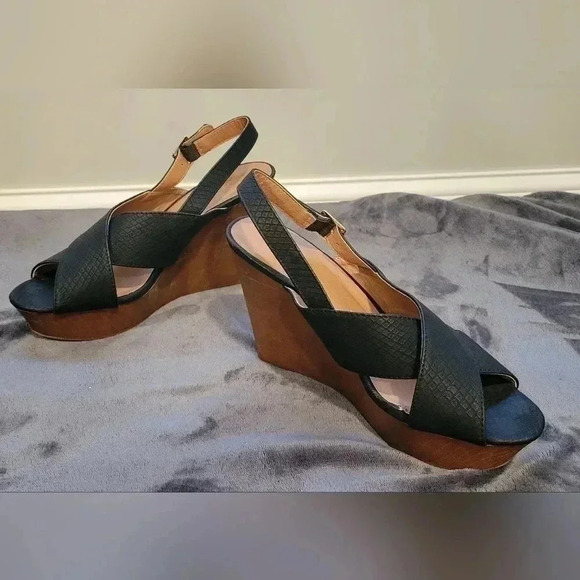 Size 10, Maurices Wedge Peep Toe Strappy Heels Sandals in black - Picture 8 of 11